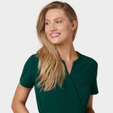 Portret modelki w wiązanej sukience medycznej damskiej KATE w kolorze butelkowej zieleni Moss Green